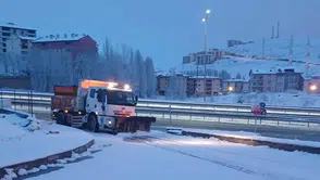 Bayburt’ta Kar Mesaisi: Belediye Ekipleri Gece Boyu Sahadaydı