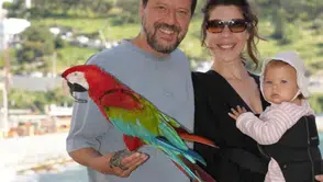 İlker Aksum Canlı Yayında Duygusal Anlar Yaşadı: 'Eşimin Desteğiyle Karanlık Günleri Aştım'