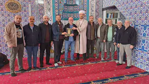 Ortahisar'da Kur'an-ı Kerim eğitimleri sonuç veriyor, ilk cüzünü tamamlayan Yıldırmış'a ödül verildi