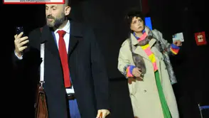 Erdal Beşikçioğlu'nun Yeni Tiyatro Oyunu Sahnelendi! Gala Gece'sine 'Yeni Damat' Sürprizi Damga Vurdu!