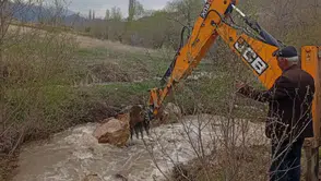 Şenkaya Belediyesi, Tarımsal Verimlilik İçin Kanal Temizleme Çalışmalarına Başladı