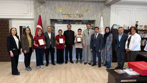 Artvin'de Öğrenciler 'Savunmadan Sanata' Yarışmasında Ödüllerle Ödüllendirildi