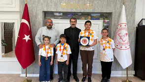 Artvinli Milli Satranç Sporcularından İl Millî Eğitim Müdürü Fahri Acar’a Ziyaret