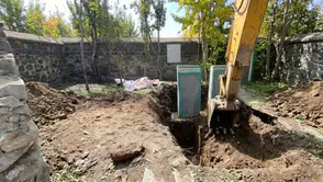 Erzurum’da tarihi türbeye kepçe girdi, ortalık karıştı