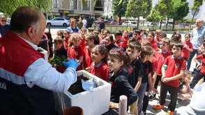 Arhavi’de Öğrenciler Çilek Fidanlarını Toprakla Buluşturdu