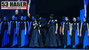 Gökhan Türkmen kızlarıyla aynı sahnede duygu dolu anlara imza attı
