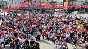 Rize’de Sabahın İlk Işıklarında Milli Takım Coşkusu