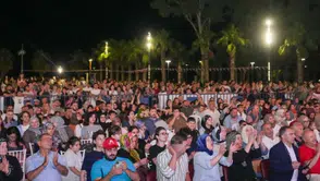 Ünlü Show Akçaabat'ta Büyük İlgi Gördü! Trabzon Büyükşehir'in İlçe Turnesi Devam Ediyor