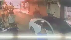 İzmir'de vahşetin görüntüsü ortaya çıktı! Hareket halindeki araca koşup bıçakladı