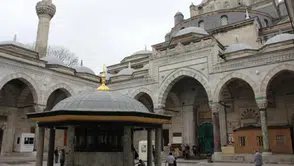 İstanbul'un Kalbinde Yükselen İki Minareli Renkli Taşlarla Dikkat Çeken Cami