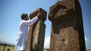 Bitlis'te Tarihi Selçuklu Mezarlığında Şaşırtıcı Yeni Keşifler!