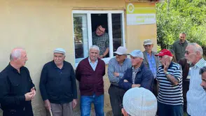 AK Parti Heyeti Ardanuç Peynirli Köyü'nde Vatandaşlarla Buluştu