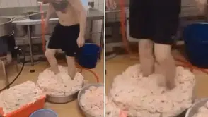 Restoranda Şok Eden Anlar: Çalışan, Tavuk Derisini Çıplak Ayaklarıyla Ezdi!