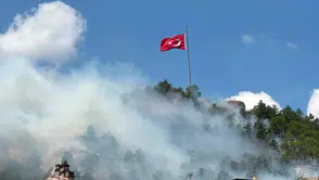 Tarihi Kütahya Kalesi’nin etekleri alev alev yanıyor