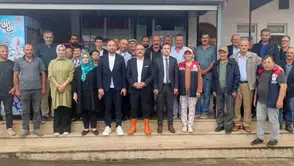 Vakfıkebir’de İkinci Sürgün Çay Hasadı Başladı: Kaymakam Ulusoy Üreticilerle Çay Kesti