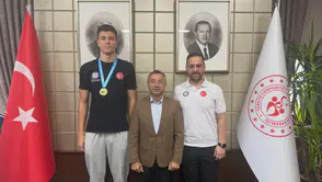 Rizeli Yüzücü Mehmet Akın Kaya Bulgaristan’da 4 Altın Madalyayla Şampiyonaya Damga Vurdu