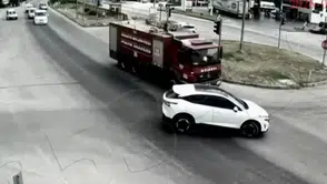 Yangın Alarmında İtfaiye Aracıyla Otomobil Çarpıştı: O Anlar Güvenlik Kamerasında Kaydedildi!