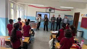 Kaymakam Kalkan, Yeni Eğitim Yılının İlk Gününde Öğrencilerle Buluştu
