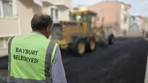 Bayburt'ta Helva Sokak'ta Asfalt Serimi Başladı, Dörtyol'a Öğrenciler İçin Dolmuş Durağı Yapılıyor