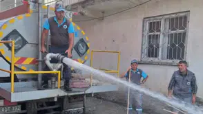 Oltu Belediyesi'nden Yusuf Ziya Bey Mahallesi'nde Kapsamlı Yol Yıkama ve Temizlik Çalışması