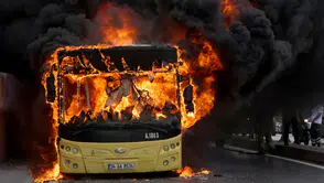 Bakırköy'de otobüs seyir halindeyken alev aldı