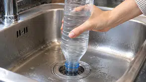 Lavabonuz yavaş mı boşalıyor? Plastik bir şişe yardımcı olabilir