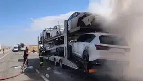 Otomobillerin yüklü olduğu tırda korkutan yangın: Birçok araç küle döndü!