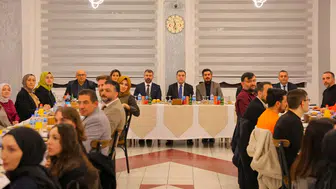 Bayburt Valisi, doktorlarla buluşarak sağlık hizmetlerinin önemine vurgu yaptı