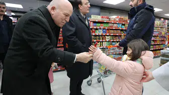 Erzurum'da Halk Pazarı ziyareti: Başkan Sekmen esnaf ve vatandaşlarla buluştu