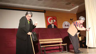 Vakfıkebir'de 'Sanal Alem Bir Alem' tiyatro oyunu izleyicilerle buluştu, büyük ilgi topladı