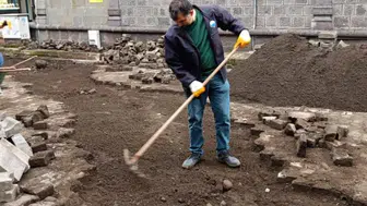 Beşikdüzü’nde Doğalgaz Çalışmaları Sonrası Parke Yenilemesi Sürüyor