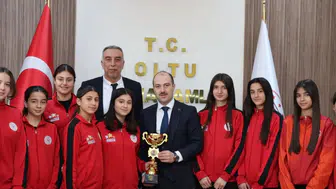 Oltu Cumhuriyet Ortaokulu Kız Hentbol Takımı'ndan Kaymakam Çelik'e Ziyaret