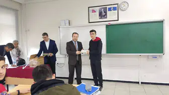 Oltu'da öğrencilere Kur'an dağıtımıyla dini değerlerin önemi vurgulandı