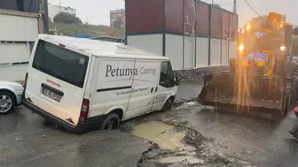 İSKİ'nin yaptığı yol yağışa dayanamadı! Araçlar çukurda mahsur kaldı