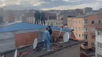 Filmleri aratmayan operasyon: Çatıdan kaçmaya çalışan firari yakalandı
