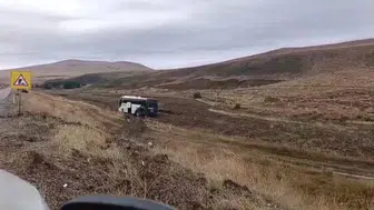Sivas'ta yolcu otobüsü tarlaya girdi: 2’si çocuk 9 yaralı