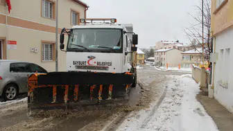 Bayburt Belediyesi Ekipleri Karla Mücadelede Aralıksız Çalışıyor