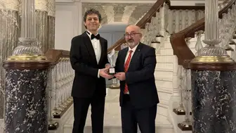 Akif Manaf’a bir barış ödülü daha: Dünyaca ünlü yazar Egeyön Barış Ödülünü aldı