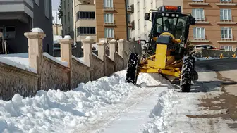 Bayburt Belediyesi’nden Cumartesi Mesaisi: Buz Temizliği, Tuzlama ve Yol Tamiratı Yapıldı