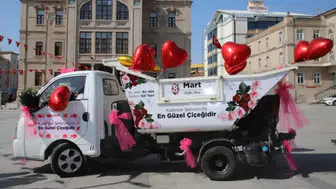 Aksaray'da temizlik görevlileri kadınlara gül dağıttı