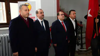 Trabzon’da Bayrak Töreni Coşkusu: Vali Tahir Şahin Ortahisar’da Öğrencilerle Buluştu