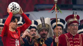 Ferdi Kadıoğlu’nun Mehterli Pozu Dünya Gündeminde: Osmanlı İmparatorluğu Geri Döndü Yorumları