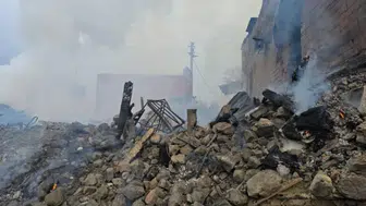 Doğancılar Mahallesi'nde elektrik direğinden çıkan yangın 5 evi yaktı, soğutma çalışmaları devam ediyor