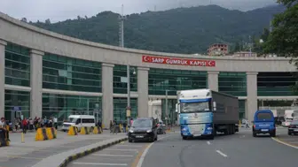 Sarp Sınır Kapısı’nda Yoğunluk Arttı: İlk Çeyrekte 1 Milyona Yakın Yolcu Geçiş Yaptı