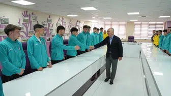 Rize’nin Şampiyon Gençleri Başkan Metin’i Ziyaret Etti