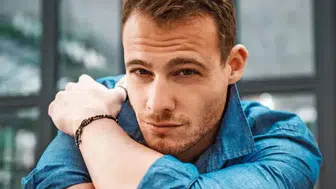 Çizginin Dışında" Filmi: Kerem Bürsin Başrolde Kendi Hayatını Değiştiren Bir Yolculuğa Çıkıyor!