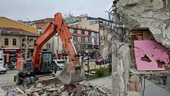 Bayburt Belediyesi’nden Cumartesi Mesaisi: Temizlik, Bakım ve Yıkım Çalışmaları Sürüyor