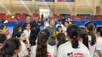 Vali Ziya Polat, Badminton Antrenmanında Genç Sporcularla Bir Araya Geldi!