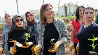 Kadın Komün Kent Bostanı’nda fideler toprakla buluştu