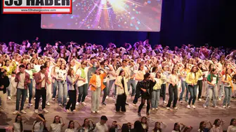 TED Ankara Koleji Halk Dansları Topluluğu'ndan Renkli 90'lar Temalı Final Gösterisi